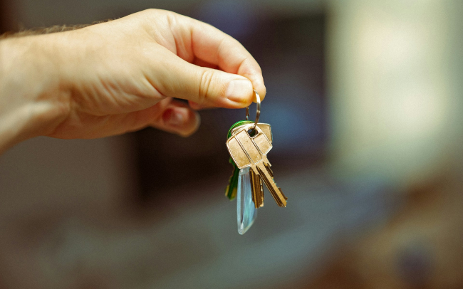 a hand holding a set of keys